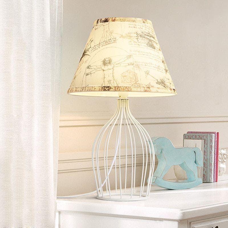 GloLight – traditionele kegelvormige tafellamp met metalen kooivoet