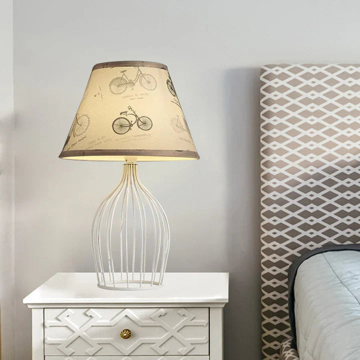 GloLight – traditionele kegelvormige tafellamp met metalen kooivoet