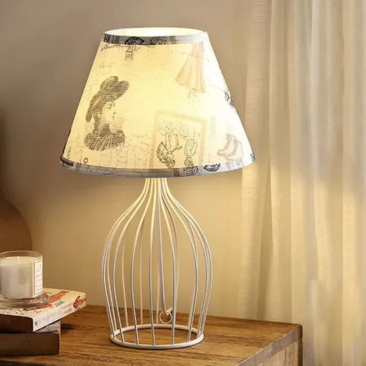 GloLight – traditionele kegelvormige tafellamp met metalen kooivoet