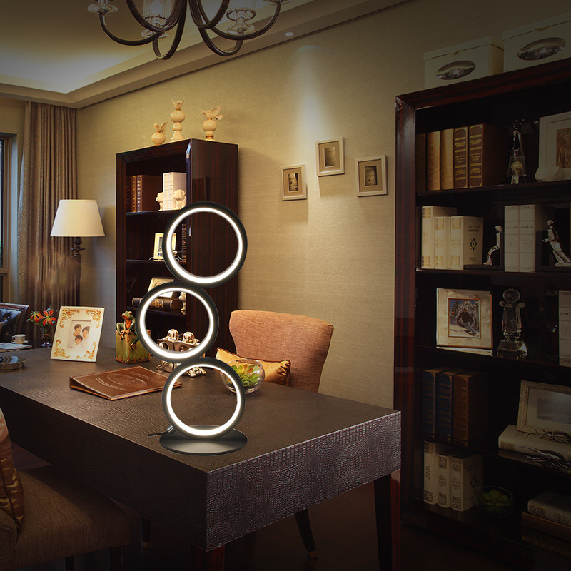 NinaLight – een gestapelde optische lamp met lopende sok