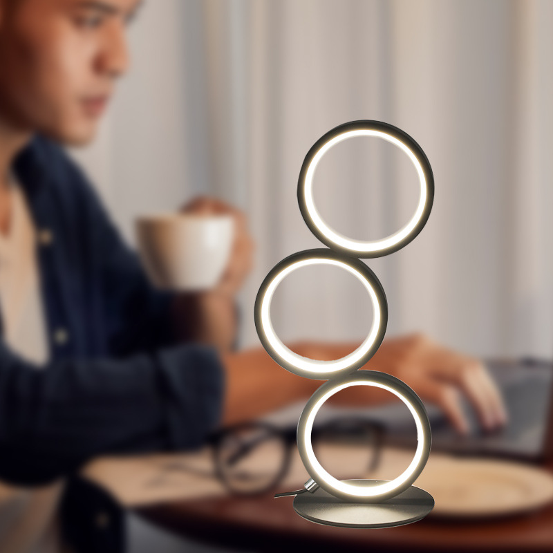 NinaLight – een gestapelde optische lamp met lopende sok