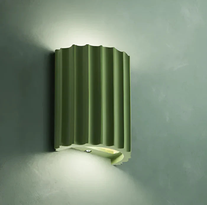 Gestreepte led wandlamp van kunsthars voor een moderne scandinavische sfeer