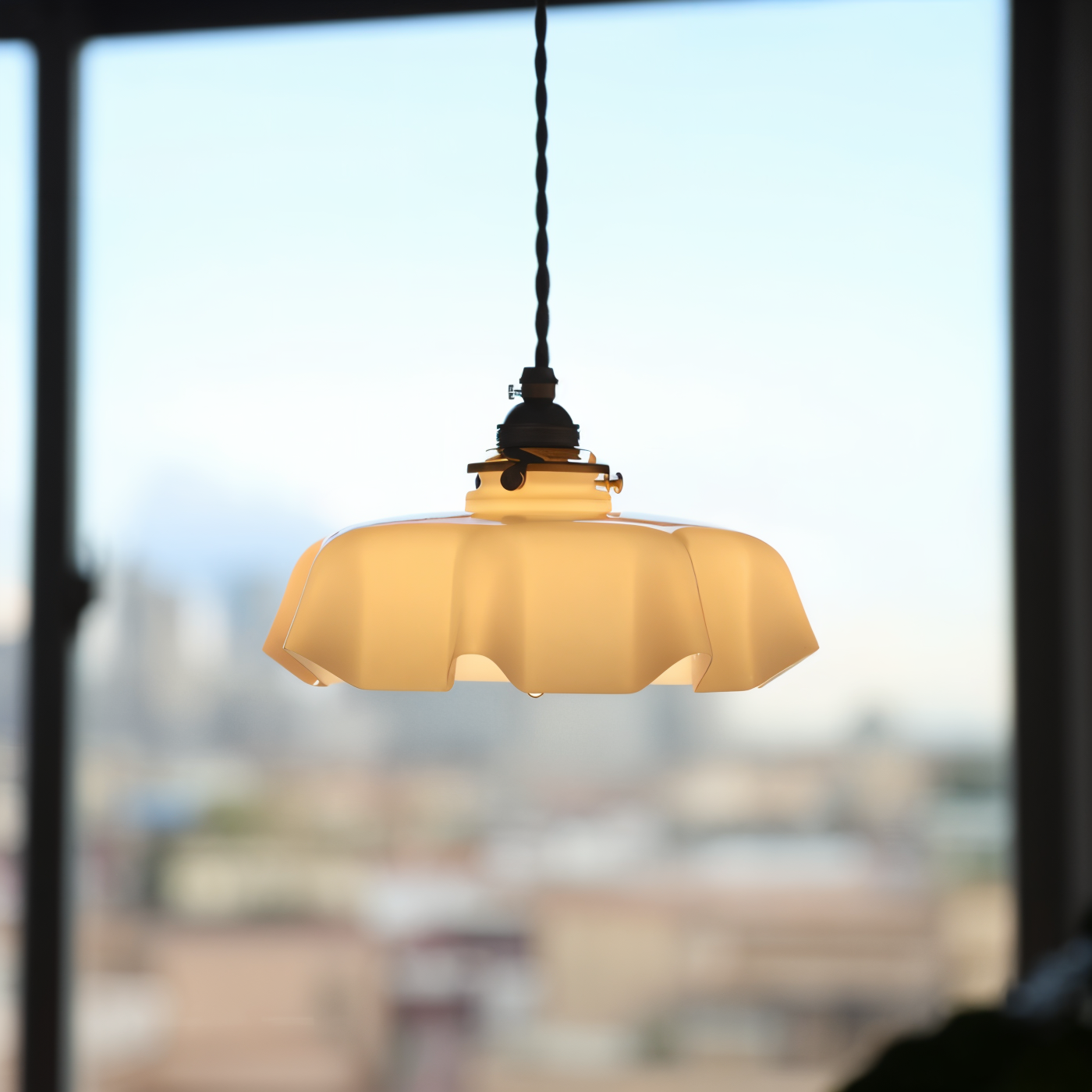 RetroTint hanglamp - bloemvormige led-hanglamp met crème glazen kap