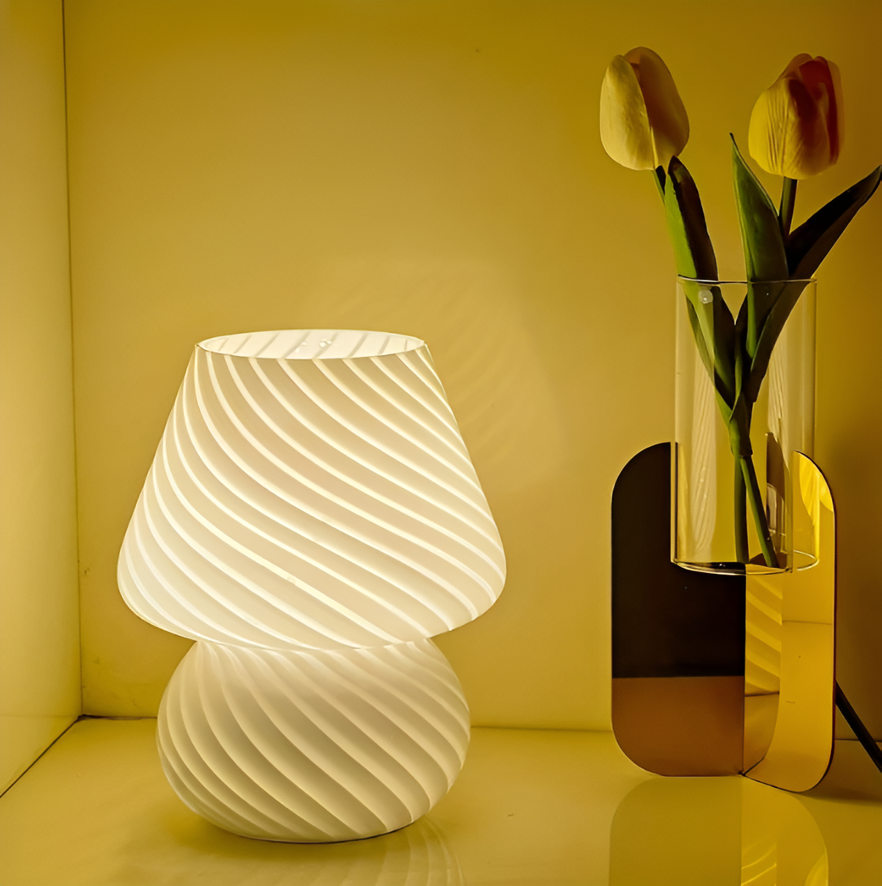 Striped Glow - een handgeblazen gestreepte glazen tafellamp