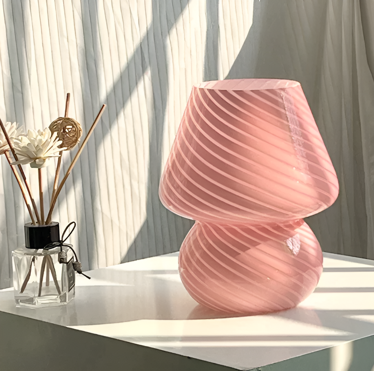 Striped Glow - een handgeblazen gestreepte glazen tafellamp