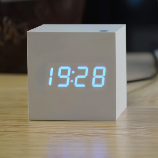 Digitale LED wekker - kubusklok - houten klok