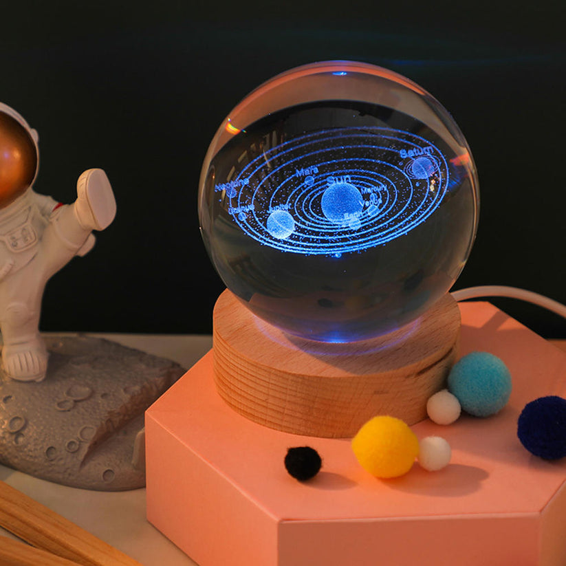 Gloeiende planeet galaxy astronaut kristallen bol nachtverlichting
