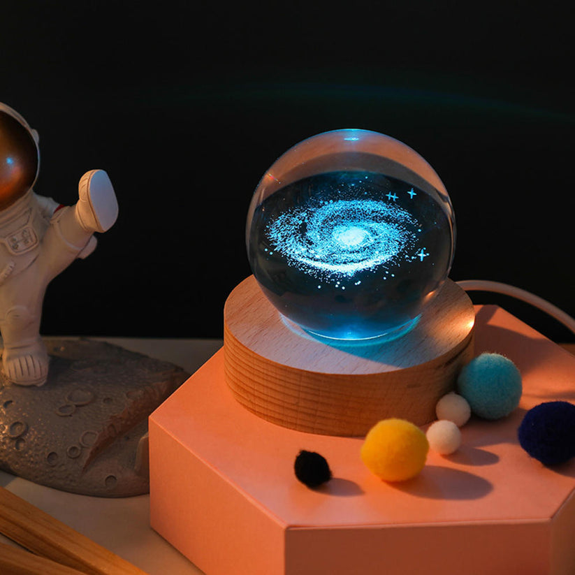 Gloeiende planeet galaxy astronaut kristallen bol nachtverlichting