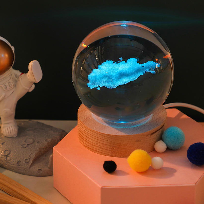 Gloeiende planeet galaxy astronaut kristallen bol nachtverlichting