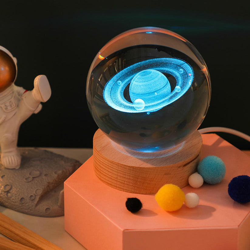 Gloeiende planeet galaxy astronaut kristallen bol nachtverlichting