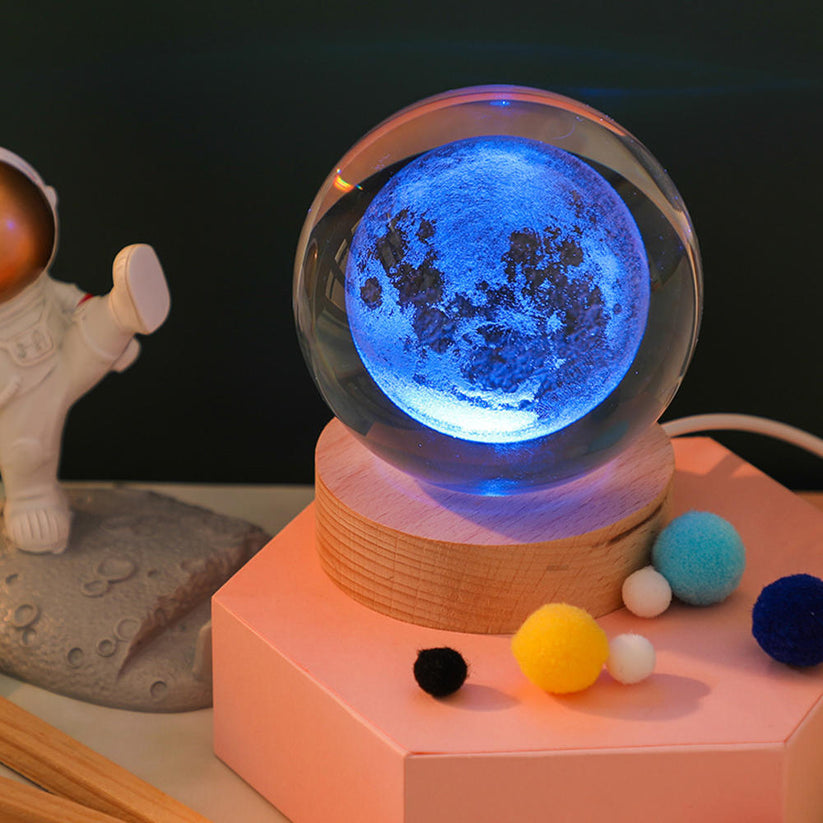 Gloeiende planeet galaxy astronaut kristallen bol nachtverlichting