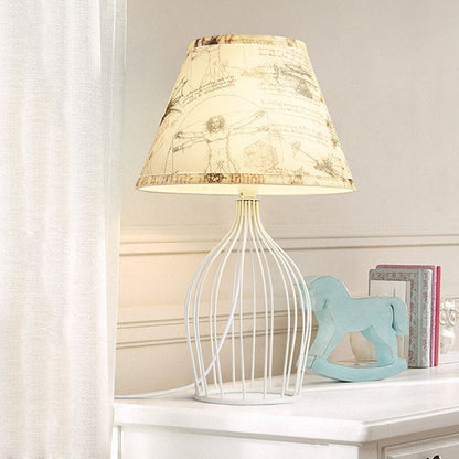 GloLight – traditionele kegelvormige tafellamp met metalen kooivoet