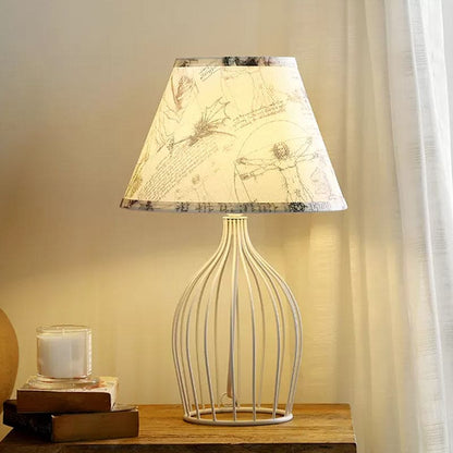 GloLight – traditionele kegelvormige tafellamp met metalen kooivoet