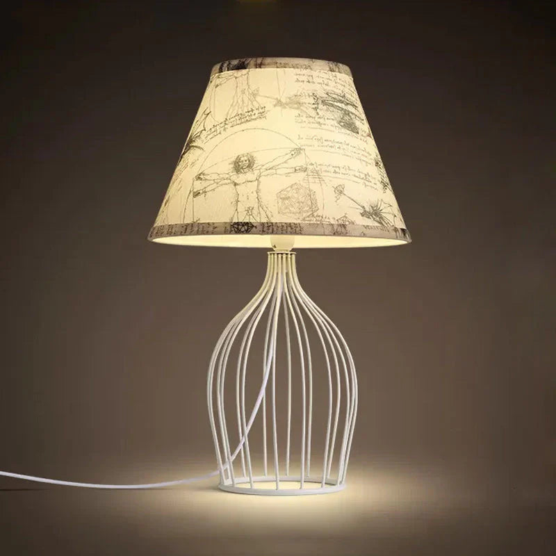 GloLight – traditionele kegelvormige tafellamp met metalen kooivoet