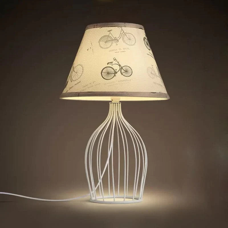 GloLight – traditionele kegelvormige tafellamp met metalen kooivoet
