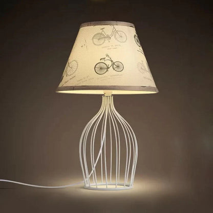 GloLight – traditionele kegelvormige tafellamp met metalen kooivoet
