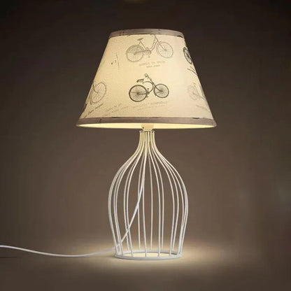 GloLight – traditionele kegelvormige tafellamp met metalen kooivoet