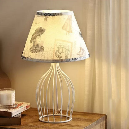 GloLight – traditionele kegelvormige tafellamp met metalen kooivoet