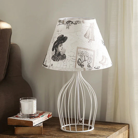 GloLight – traditionele kegelvormige tafellamp met metalen kooivoet