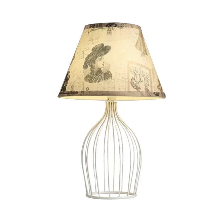 GloLight – traditionele kegelvormige tafellamp met metalen kooivoet