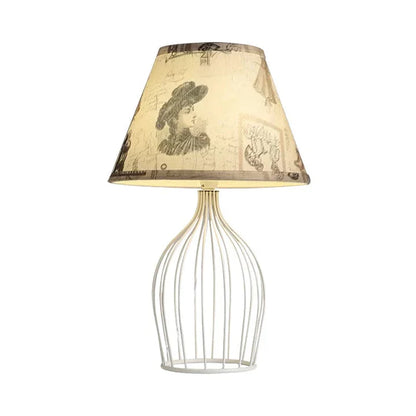 GloLight – traditionele kegelvormige tafellamp met metalen kooivoet
