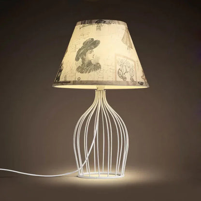 GloLight – traditionele kegelvormige tafellamp met metalen kooivoet