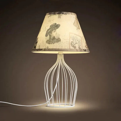 GloLight – traditionele kegelvormige tafellamp met metalen kooivoet