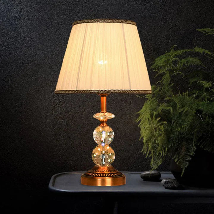 KristalGlow – tischlampe mit konischer form und geschliffenen kristallkugeln