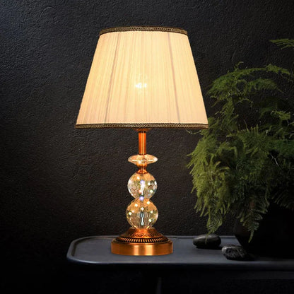KristalGlow – tischlampe mit konischer form und geschliffenen kristallkugeln