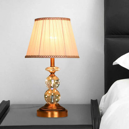 KristalGlow – tischlampe mit konischer form und geschliffenen kristallkugeln