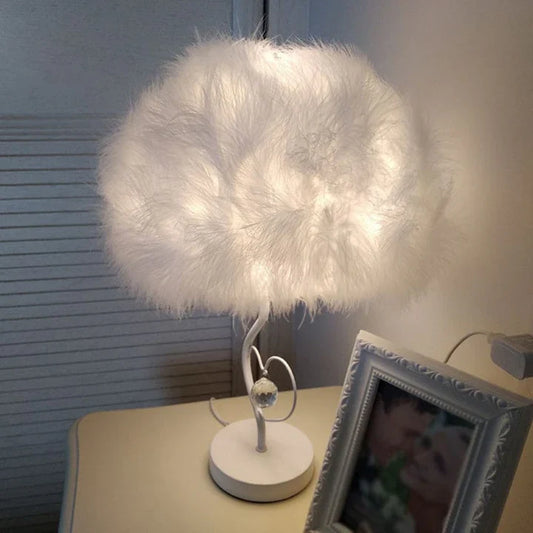 EvoGlow - Scandinavische tafellamp met verenwolk