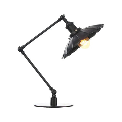 Lichtstijl – verstelbare vintage lamp met gevormde metalen kap