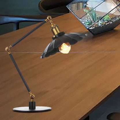 Lichtstijl – verstelbare vintage lamp met gevormde metalen kap