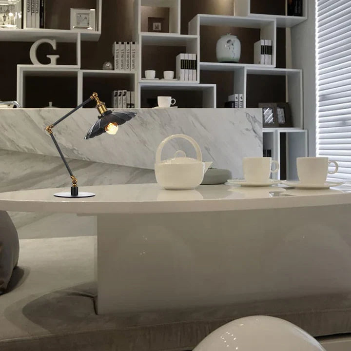 Lichtstijl – verstelbare vintage lamp met gevormde metalen kap