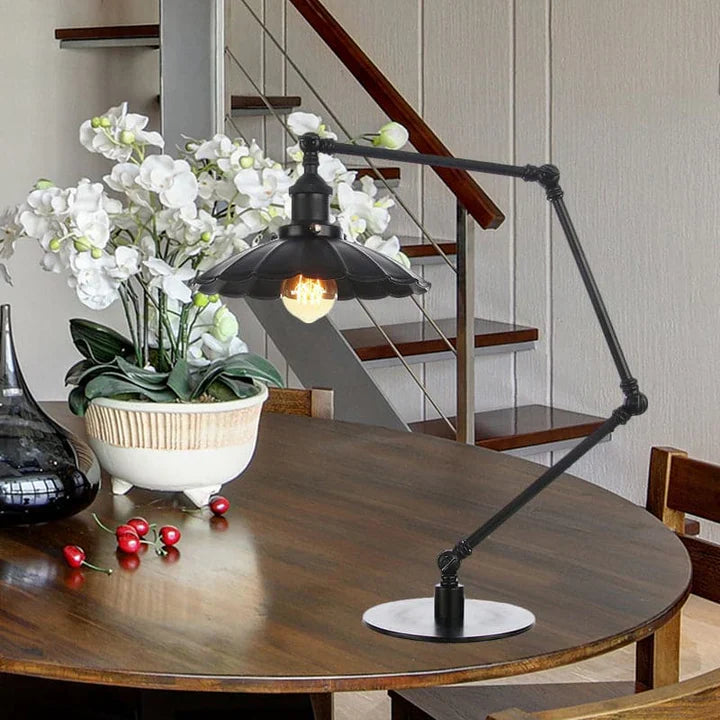 Lichtstijl – verstelbare vintage lamp met gevormde metalen kap