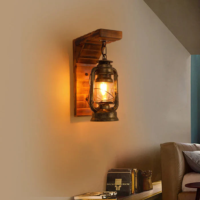 Austin vintage wandlamp – lantaarnstijl, bruin, metaal en hout