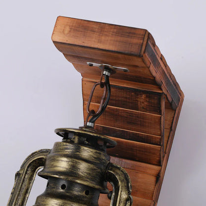 Austin vintage wandlamp – lantaarnstijl, bruin, metaal en hout