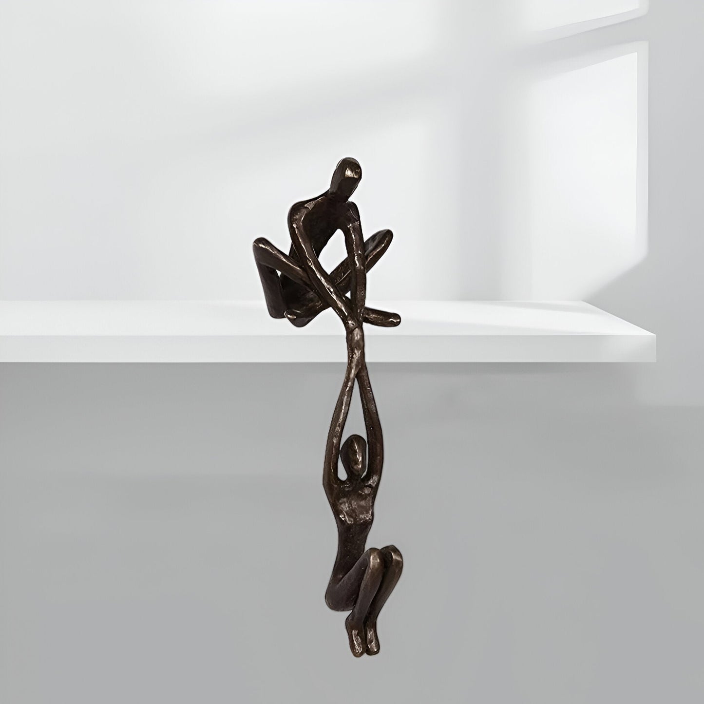 DynamicDuo - man tilt vrouw kunstbeeld op