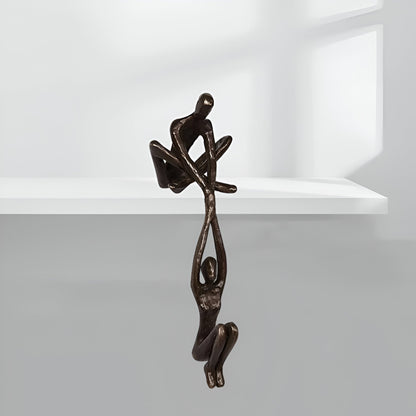 DynamicDuo - man tilt vrouw kunstbeeld op