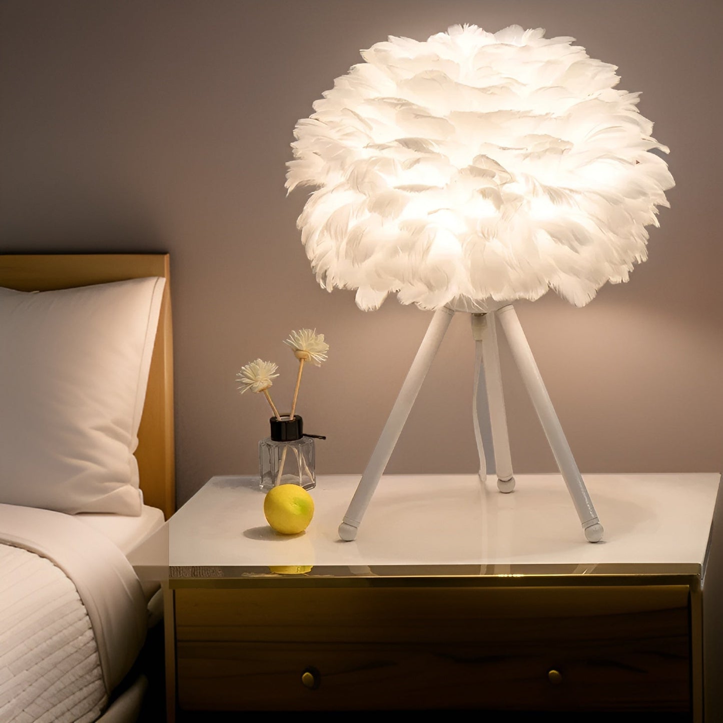 Feather Glow - handgemaakte tafellamp van struisvogelveren voor een romantische sfeer