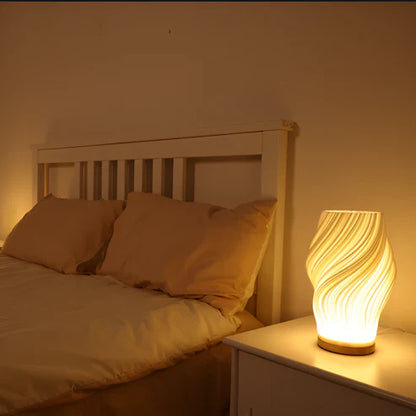 DreamWave - moderne crèmekleurige 3D golflamp met elegante metalen voet