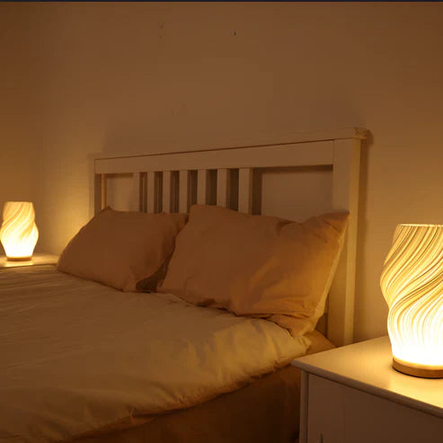 DreamWave - moderne crèmekleurige 3D golflamp met elegante metalen voet