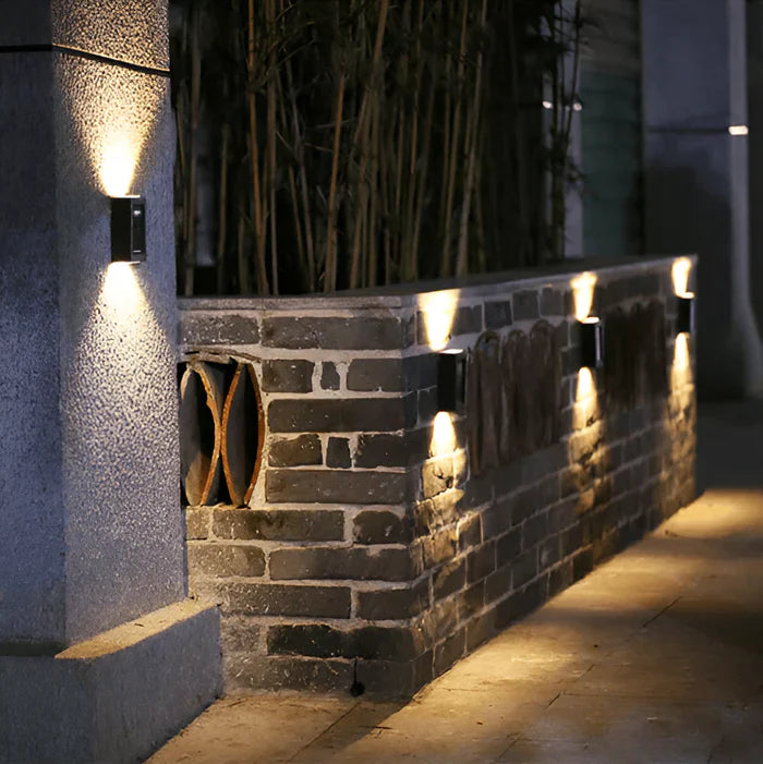 LumiSun wandlamp op zonne-energie - buitenlamp op zonne-energie met twee lichtbundels