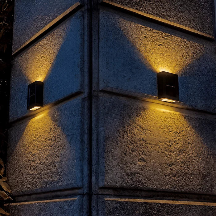 LumiSun wandlamp op zonne-energie - buitenlamp op zonne-energie met twee lichtbundels