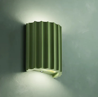 Gestreepte led wandlamp van kunsthars voor een moderne scandinavische sfeer