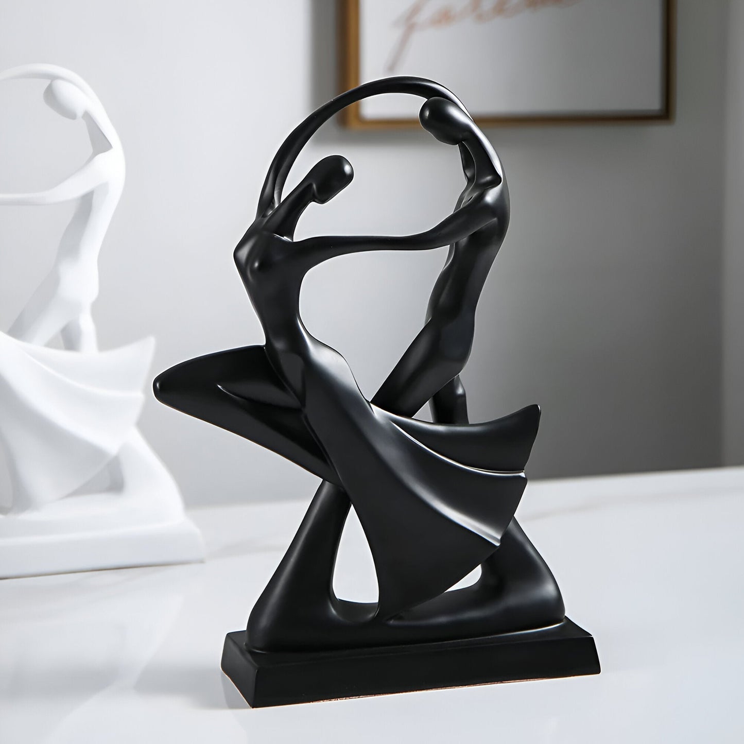 SwayDuo ornament - witte en zwarte dansende hars sculptuur - moderne abstracte kunst