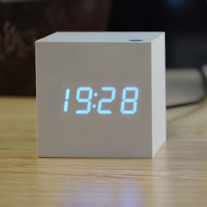 Digitale LED wekker - kubusklok - houten klok