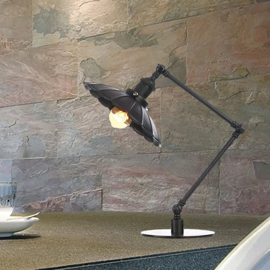 Lichtstijl – verstelbare vintage lamp met gevormde metalen kap