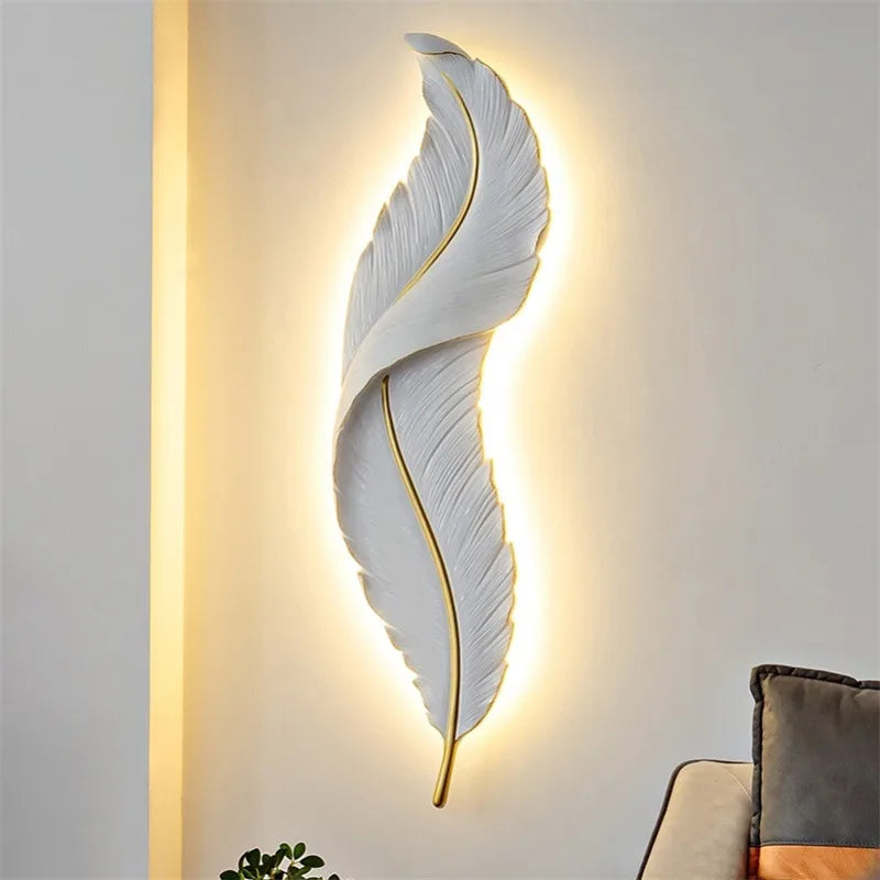 Federaura - moderne vrouwelijke wandlamp met veren