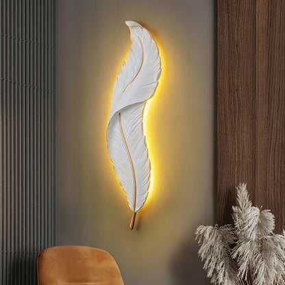 Federaura - moderne vrouwelijke wandlamp met veren